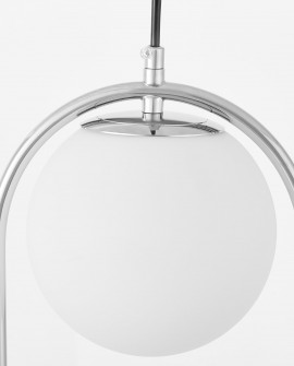 górna część białego klosza lampy wiszącej z chromowanym pałąkiem