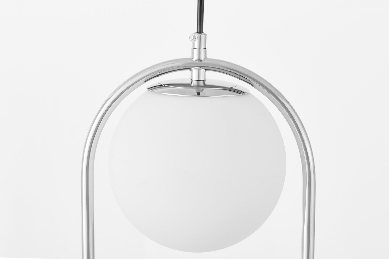 górna część białego klosza lampy wiszącej z chromowanym pałąkiem