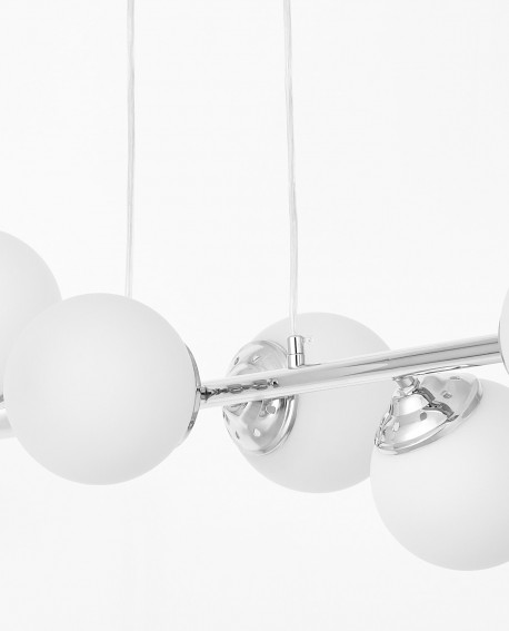  Zbliżenie na chromowaną konstrukcję lampy wiszącej z kulami ze szkła