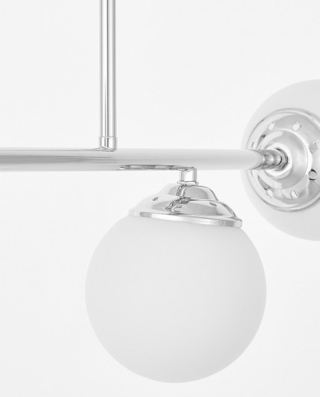 lampa wisząca z trzema kulami w chromowanym wykończeniu widok pod kątem