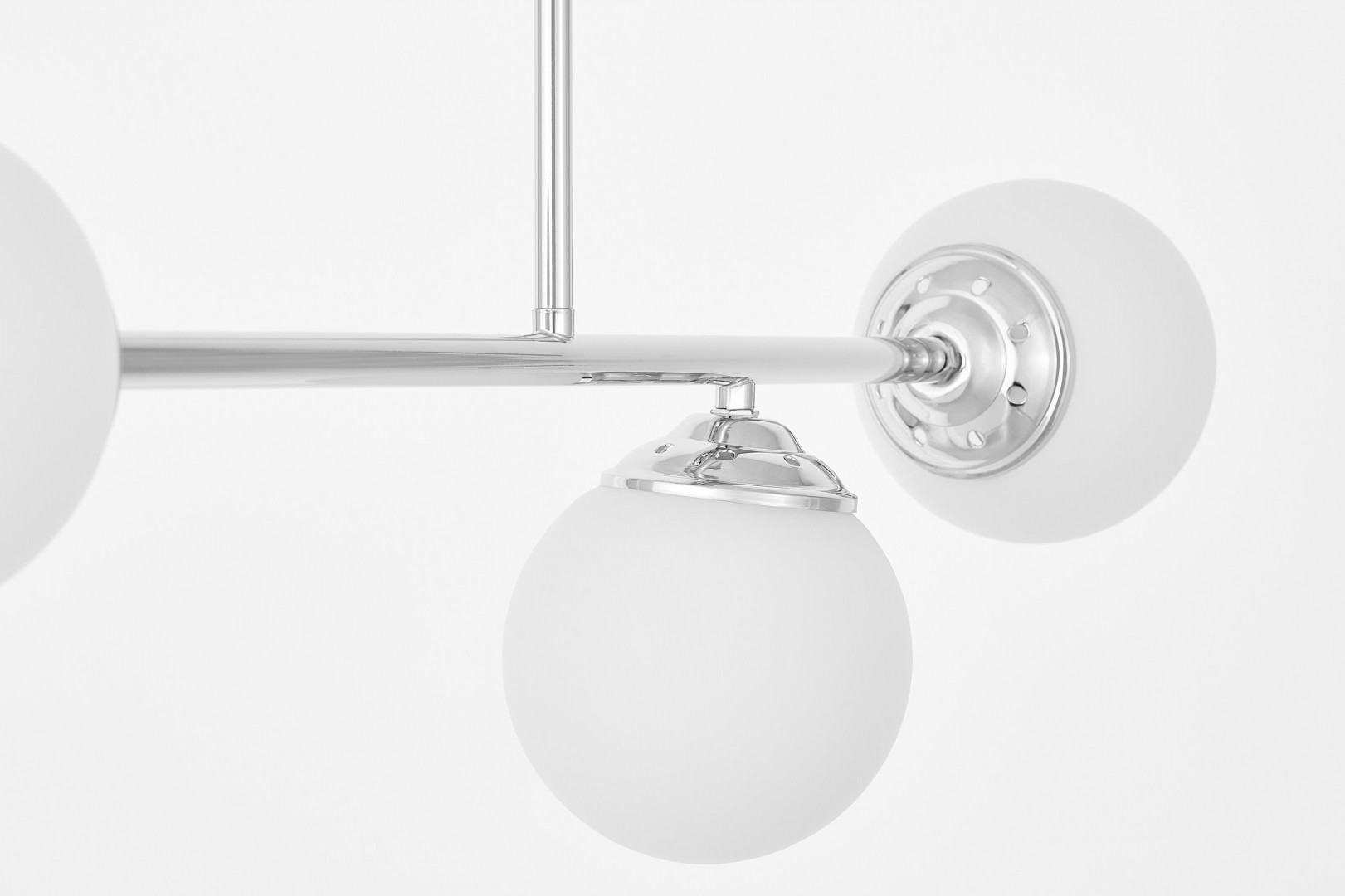 Lampa wisząca z trzema kulami w chromowanym wykończeniu widok pod kątem