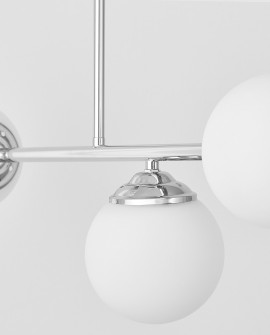 detal chromowanej konstrukcji lampy z trzema ramionami i kulami