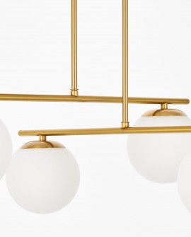 detal złotej konstrukcji lampy z widocznym mocowaniem kul