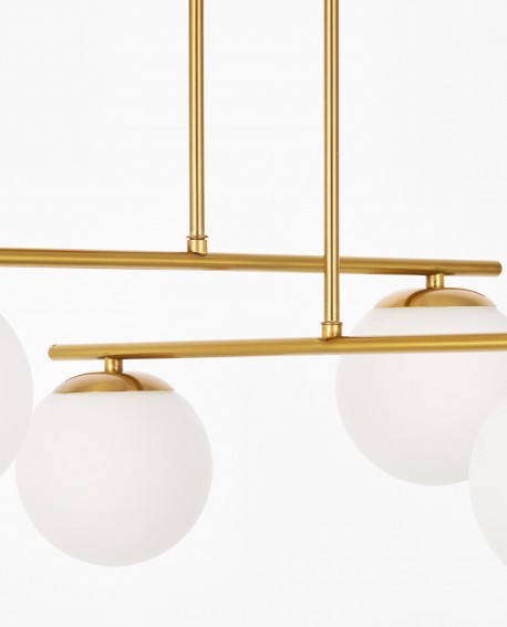 detal złotej konstrukcji lampy z widocznym mocowaniem kul