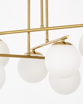 detal złotej konstrukcji lampy z widocznym mocowaniem kul