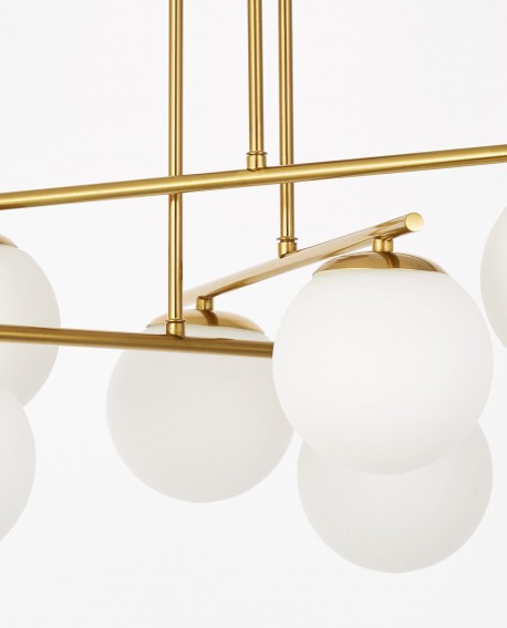 detal złotej konstrukcji lampy z widocznym mocowaniem kul