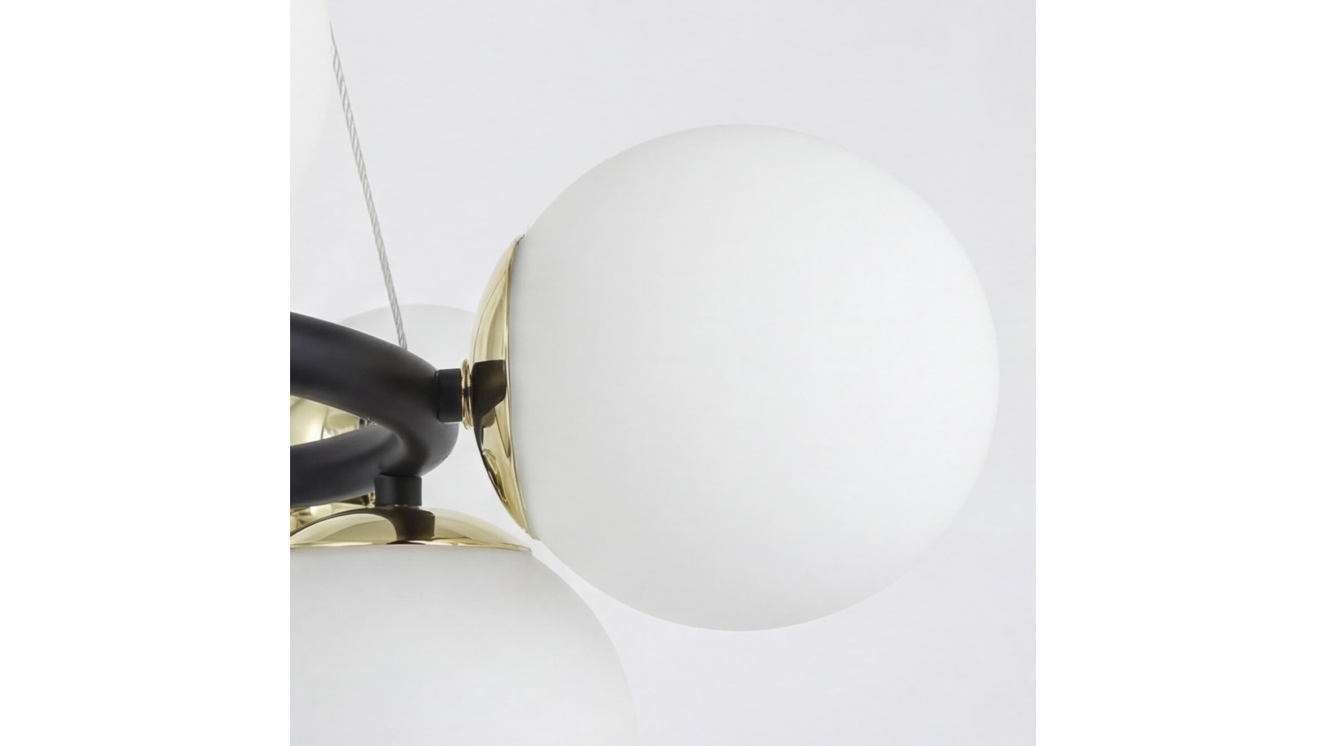 białe mleczne klosze lampa sufitowa 