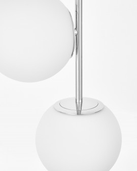 Zbliżenie na chromowaną konstrukcję i biały szklany klosz lampy Stelvio