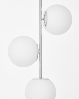 Trzy białe klosze rozmieszczone na metalowej konstrukcji lampy