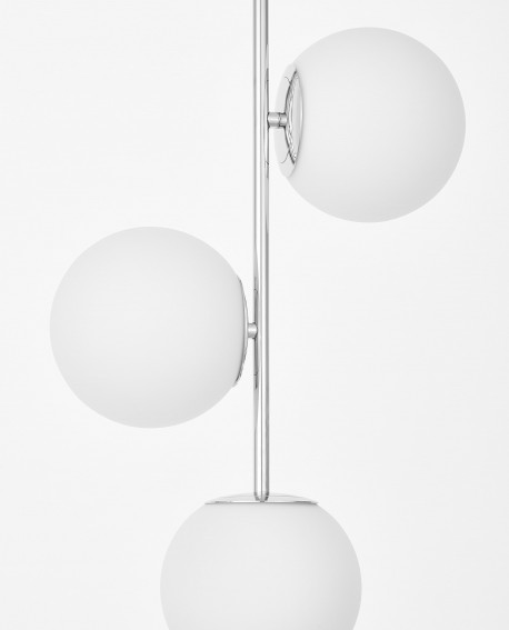 Trzy białe klosze rozmieszczone na metalowej konstrukcji lampy