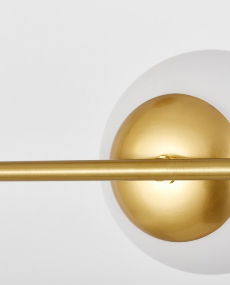 zbliżenie lampy wiszącej złotej białe kule mleczne szkło eleganckie nowoczesne oświetlenie detale