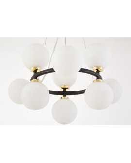 Widok z dołu na układ dziewięciu białych kul w lampie Marsiada W9 Lumina Deco