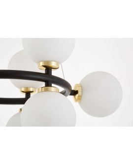 Fragment ramy czarnej z elementem złotym przy kloszu w lampie Marsiada W9