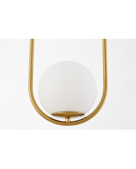 Detal wiszącej lampy ze matowo złotą konstrukcją i matowym kloszem – nowoczesne oświetlenie do salonu