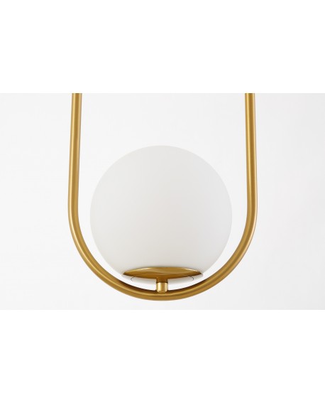 Detal wiszącej lampy ze matowo złotą konstrukcją i matowym kloszem – nowoczesne oświetlenie do salonu