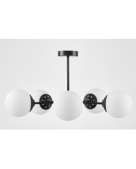 Czarna lampa sufitowa z pięcioma matowymi kulami rozmieszczonymi symetrycznie na metalowych ramionach