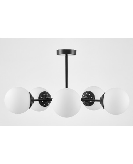Czarna lampa sufitowa z pięcioma matowymi kulami rozmieszczonymi symetrycznie na metalowych ramionach
