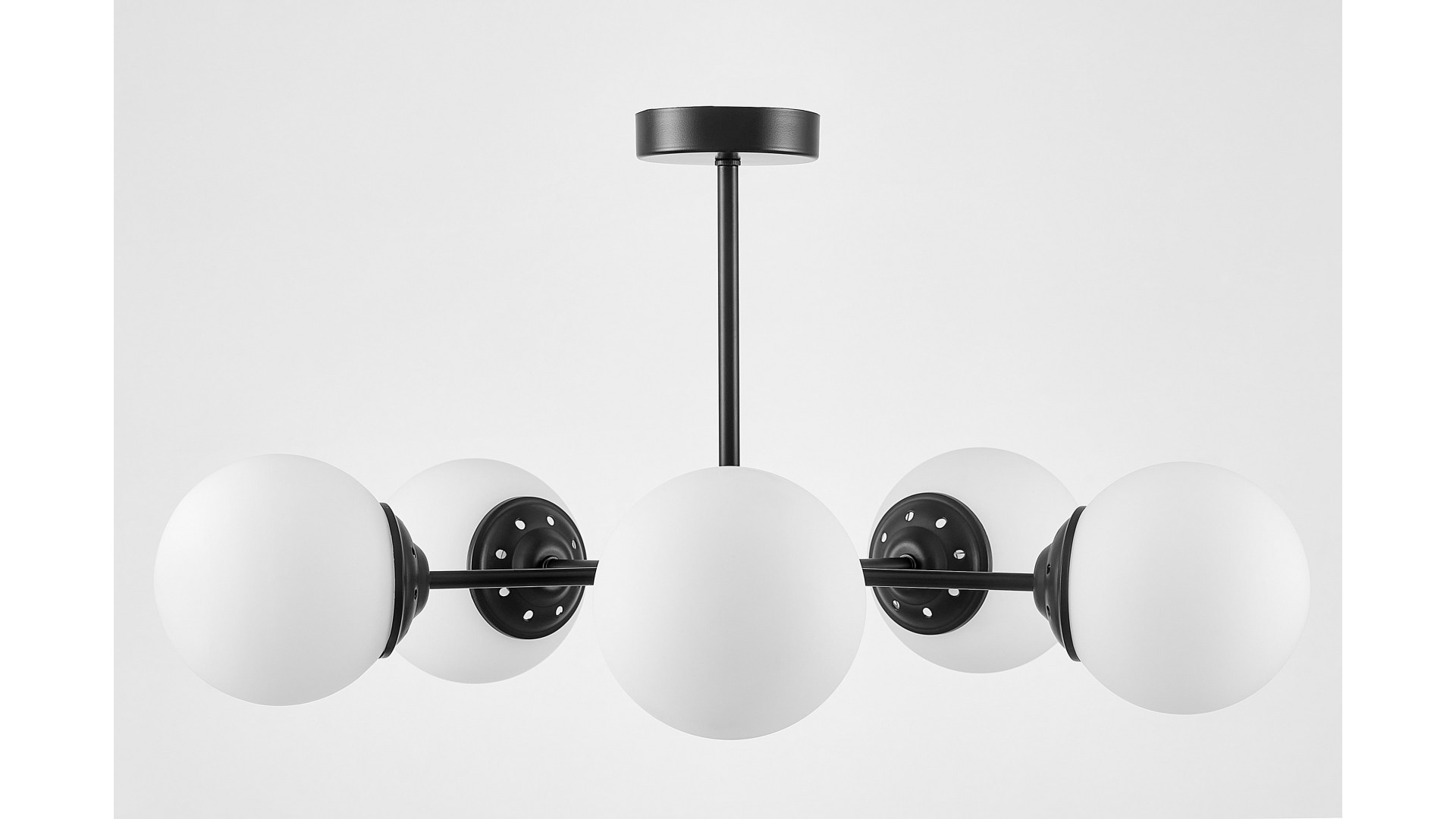 Czarna lampa sufitowa z pięcioma matowymi kulami rozmieszczonymi symetrycznie na metalowych ramionach