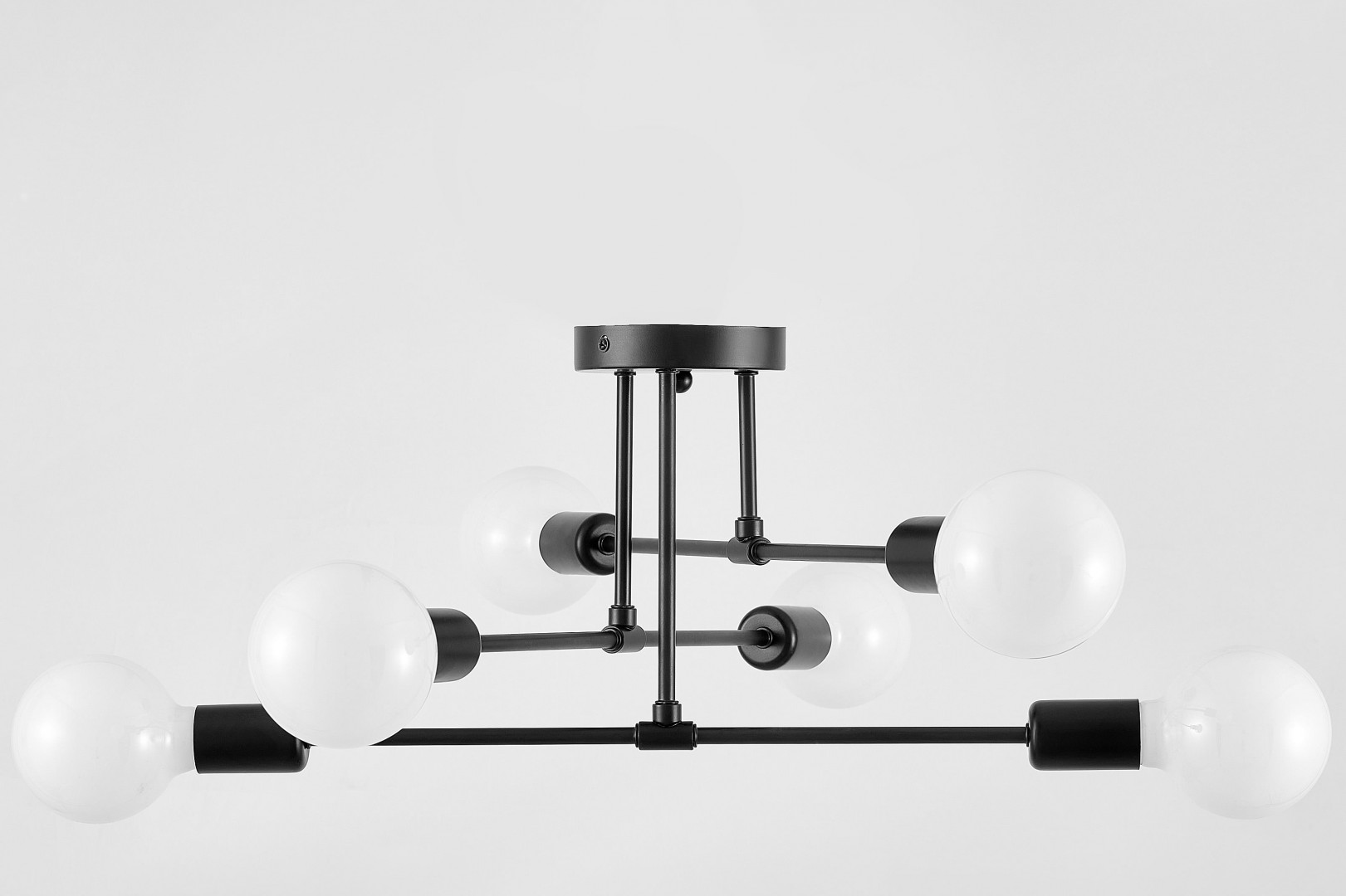 Czarna lampa sufitowa Nova od Lampit z sześcioma mlecznymi kulami w układzie geometrycznym idealna do nowoczesnego salonu
