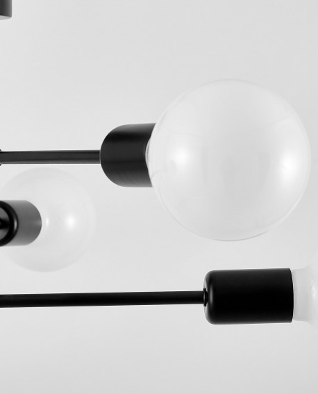  Nowoczesna lampa sufitowa Nova od Lampit z czarnymi ramionami i dużymi mlecznymi kulami pokazana w zbliżeniu