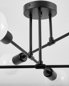  Czarna lampa sufitowa Nova od Lampit z metalową podstawą i mlecznymi kulami pokazana w detalach z nowoczesnym wykończeniem