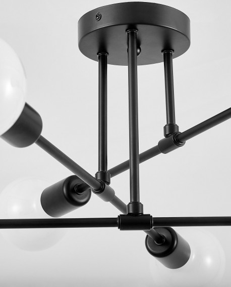  Czarna lampa sufitowa Nova od Lampit z metalową podstawą i mlecznymi kulami pokazana w detalach z nowoczesnym wykończeniem