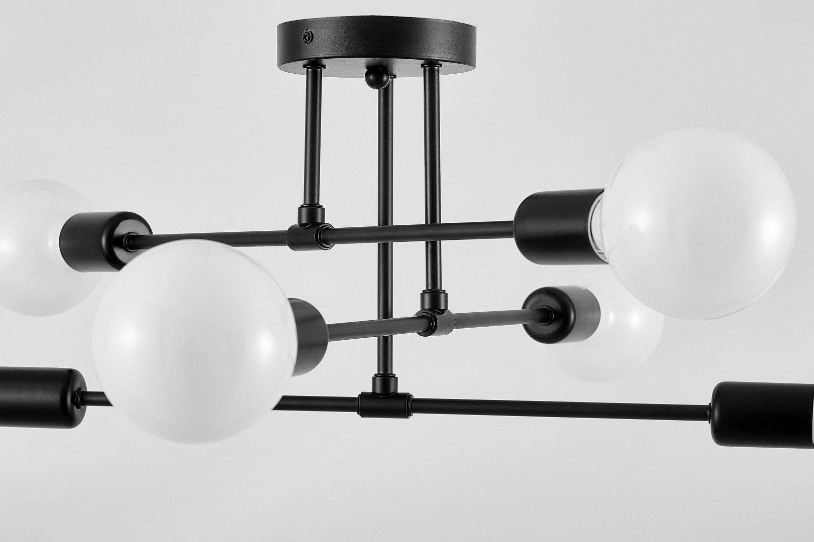 Lampa sufitowa czarna Nova od Lampit z dużymi mlecznymi kulami na prostych ramionach w stylu nowoczesnym
