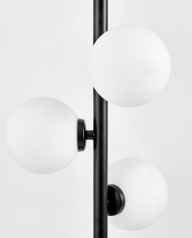 Zbliżenie na matowe białe klosze i czarną metalową konstrukcję lampy