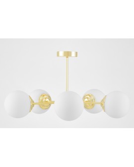 Złota lampa sufitowa z pięcioma matowymi kulami rozmieszczonymi symetrycznie na metalowych ramionach.