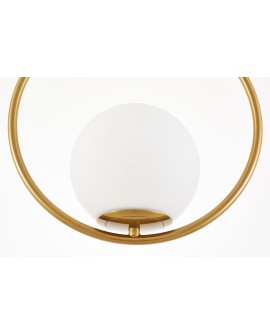 Detal wiszącej lampy ze szczotkowanym złotym okręgiem i matowym kloszem – nowoczesne oświetlenie do salonu