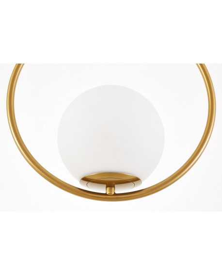 Detal wiszącej lampy ze szczotkowanym złotym okręgiem i matowym kloszem – nowoczesne oświetlenie do salonu