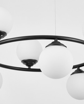 Nowoczesna czarna lampa wisząca z sześcioma kulistymi, matowymi kloszami na metalowym pierścieniu.