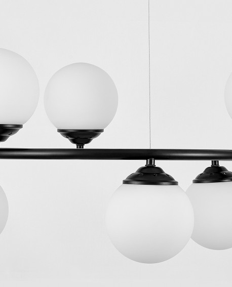 Czarna, pierścieniowa lampa z sześcioma mlecznymi kulami na metalowym okręgu.