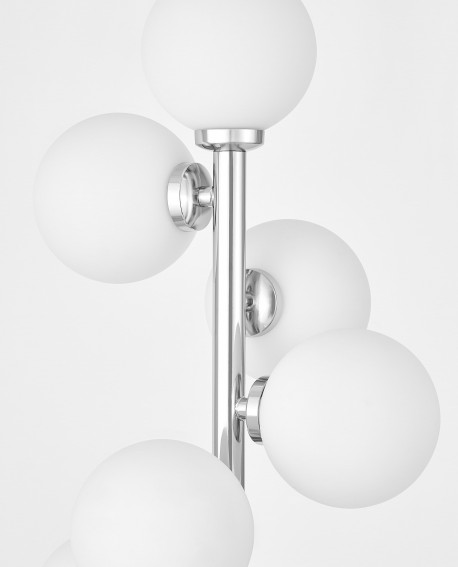 Elementy chromowane i szklane klosze białe na lampie stojącej