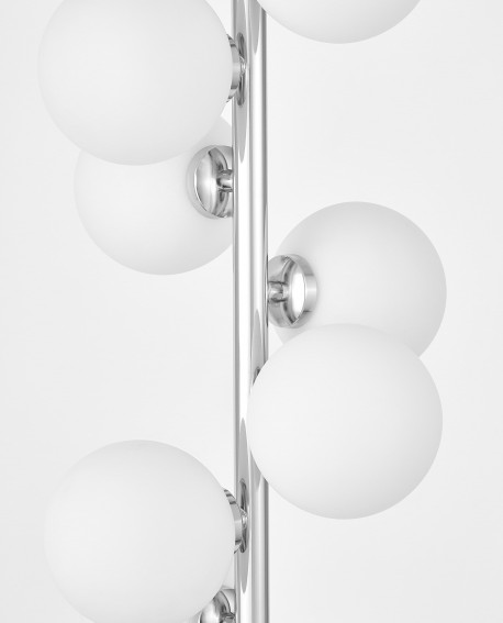 Detal białych kul ze szkła na metalowym chromowanym stelażu lampy podłogowej PETRICA