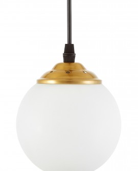  Zbliżenie na złote wykończenie lampy wiszącej z białą szklaną kulą – widoczny detal montażu.