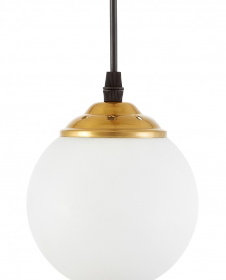  Zbliżenie na złote wykończenie lampy wiszącej z białą szklaną kulą – widoczny detal montażu.
