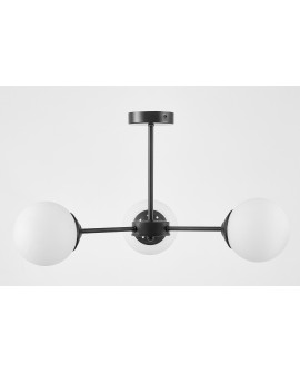  Elegancka lampa sufitowa z trzema białymi kulistymi kloszami na czarnym stelażu, idealna do stylowych przestrzeni o nowoczesnym