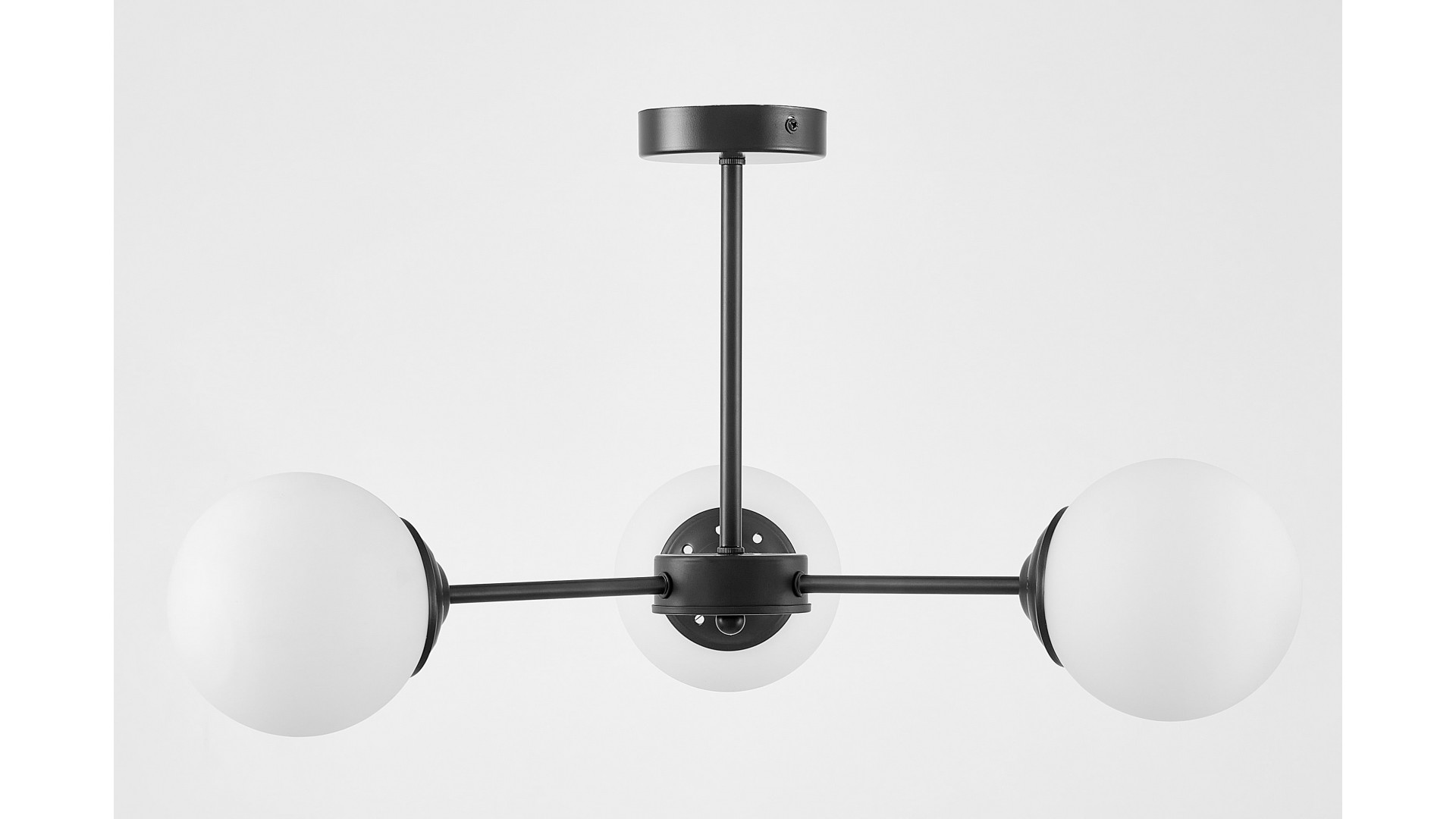  Elegancka lampa sufitowa z trzema białymi kulistymi kloszami na czarnym stelażu, idealna do stylowych przestrzeni o nowoczesnym