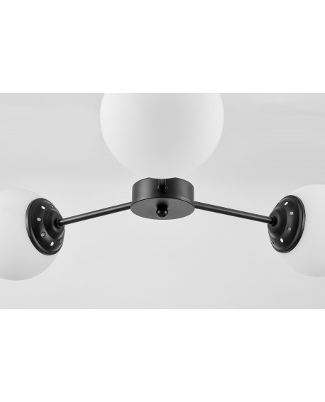  Lampa wisząca z trzema kulistymi kloszami w mlecznym szkle na czarnym stelażu, idealna do nowoczesnych wnętrz.