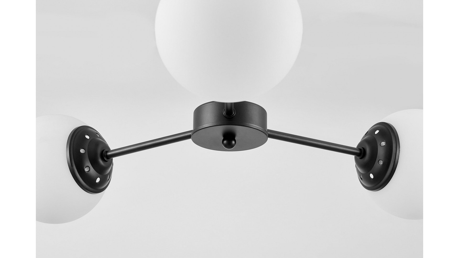  Lampa wisząca z trzema kulistymi kloszami w mlecznym szkle na czarnym stelażu, idealna do nowoczesnych wnętrz.