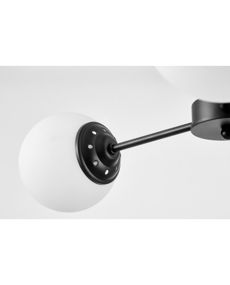  Zbliżenie na klosz lampy z mlecznego szkła, zamocowanego na standardowym metalowym stelażu.