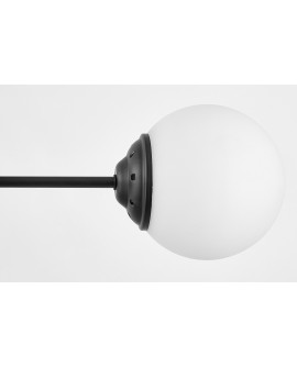  Zbliżenie na klosz lampy z mlecznego szkła, zamocowanego na standardowym metalowym stelażu.