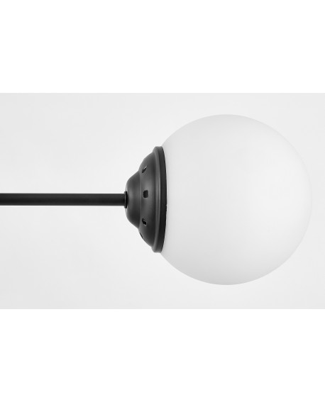  Zbliżenie na klosz lampy z mlecznego szkła, zamocowanego na standardowym metalowym stelażu.