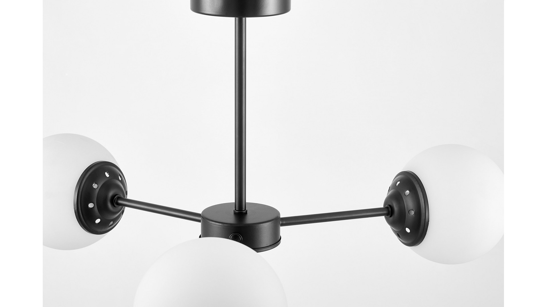 Lampa wisząca z trzema kulistymi kloszami z mlecznego szkła na czarnym stelażu, elegancka i nowoczesna