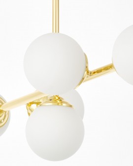  zbliżenie na złotą oprawę i białe kule plafonu FINO 5 marki Lampit połysk metalu i mleczny klosz