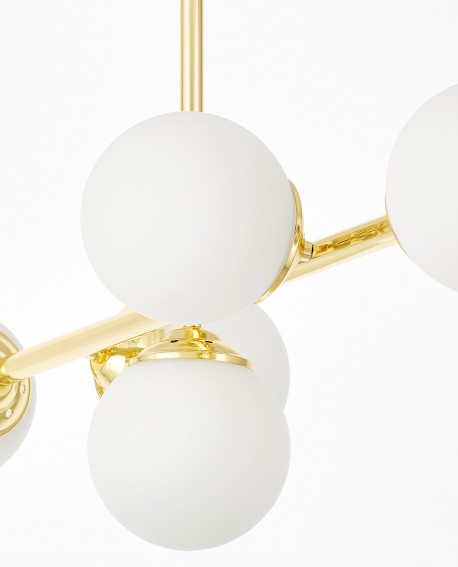  zbliżenie na złotą oprawę i białe kule plafonu FINO 5 marki Lampit połysk metalu i mleczny klosz