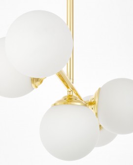  zbliżenie na złotą oprawę i białą kulę plafonu FINO 5 marki Lampit połysk metalu i mleczny klosz