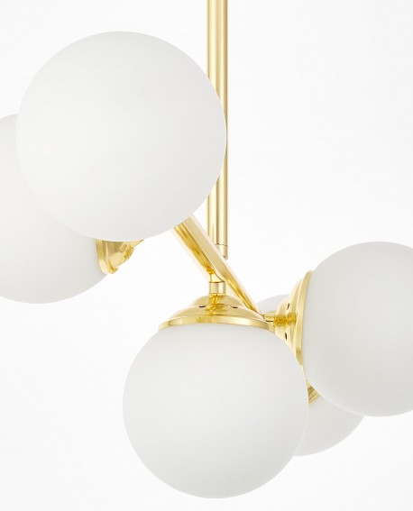  zbliżenie na złotą oprawę i białą kulę plafonu FINO 5 marki Lampit połysk metalu i mleczny klosz