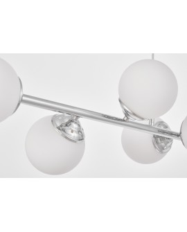 Fragment podłużnej lampy wiszącej z elementami chromu i szkła